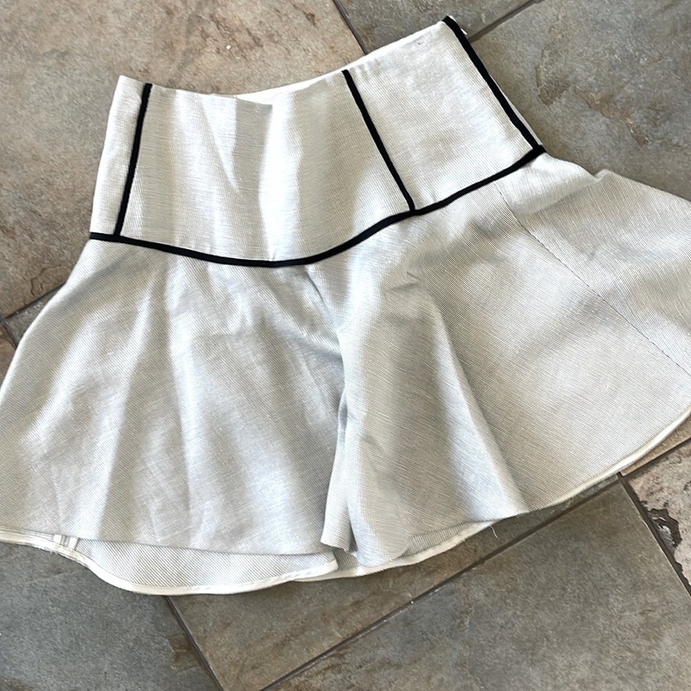 Veronica Beard skirt fitted on waist and hip, a line bottom.